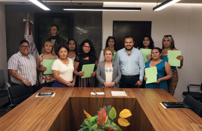 Gobierno de Guerrero entrega primeras actas de nacimiento por cambio de identidad de género