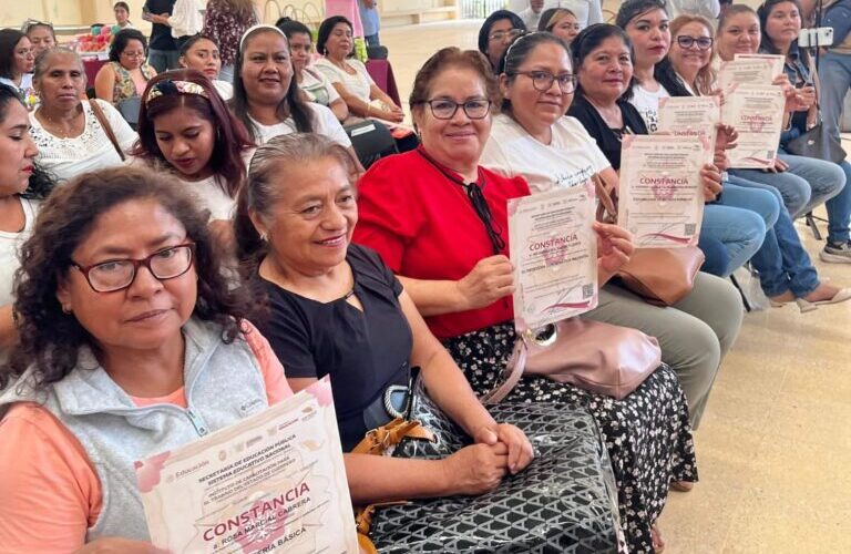 Instituto de Capacitación para el Trabajo del Estado de Guerrero (ICATEGRO), entregó constancias a participantes de 17 cursos