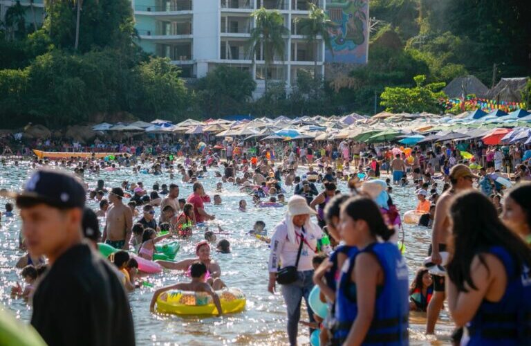 Guerrero brilla en Año Nuevo: Destinos casi al 100% y miles disfrutan la gran gala de pirotecnia en el Hogar del Sol