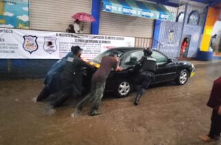 Policía Estatal y Policía Municipal brinda apoyo a la población tras lluvias en Ometepec