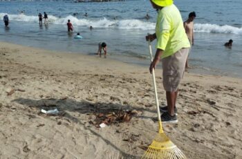 Se realiza limpieza permanente en playas de Acapulco para garantizar espacios seguros y en óptimas condiciones a visitantes