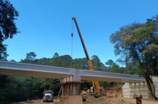 Avance del 70% la construcción del puente vehicular Arroyo Campana en San Luis Acatlán