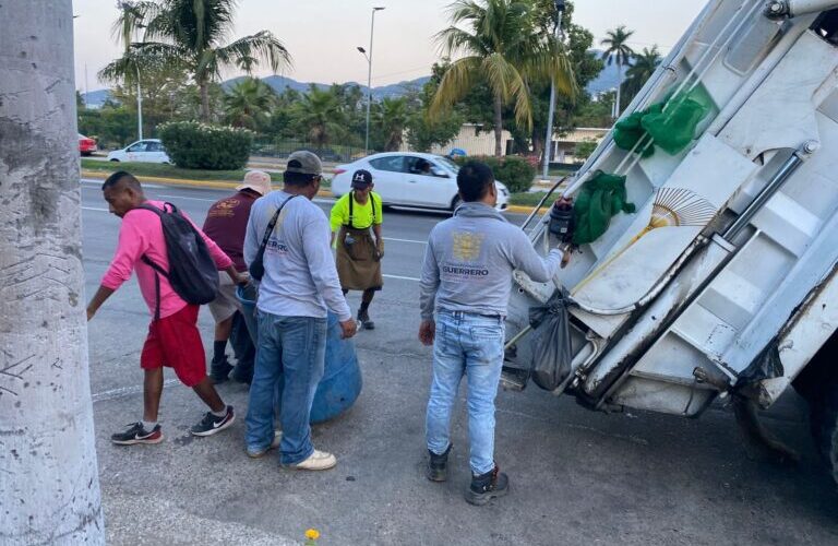 Promotora de Playas Acapulco mantiene labores de limpieza y vigilancia en la bahía