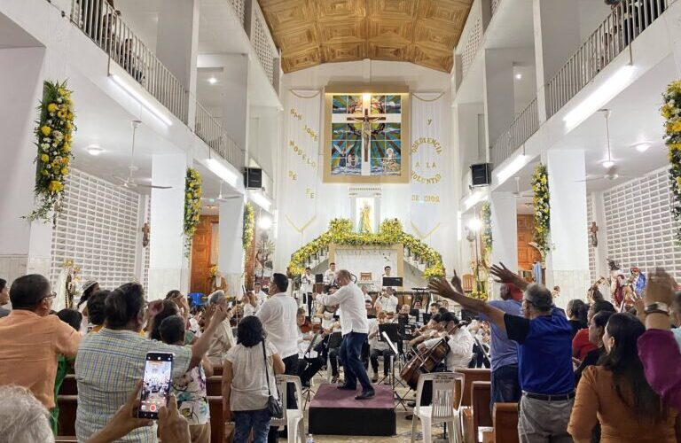 Familias de San Jerónimo cantan y bailan con la Orquesta Filarmónica de Acapulco