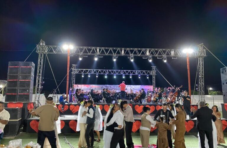 Engalana la Filarmónica de Acapulco las bodas colectivas en Teloloapan