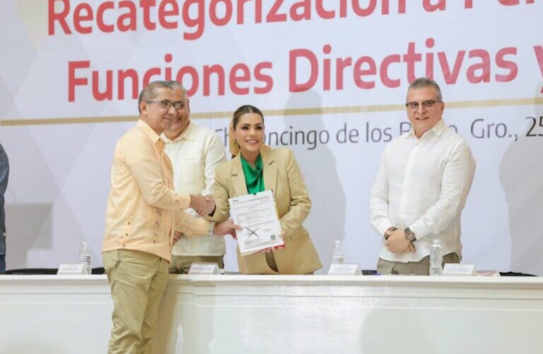 Entrega Evelyn Salgado nombramientos de nuevas recategorizaciones a 180 docentes directivos y supervisores