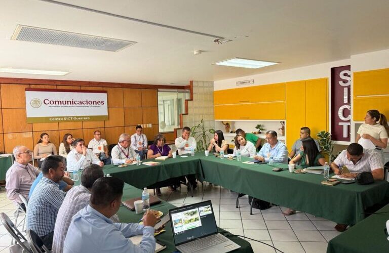 Avanza la construcción de caminos artesanales en la sierra, gobierno del estado y SICT refuerzan coordinación