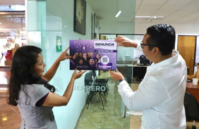 El secretario de la Juventud y la Niñez, Carlos Sánchez García, colocó en la entrada de las oficinas de la dependencia, la placa del Buzón Mujer Segura