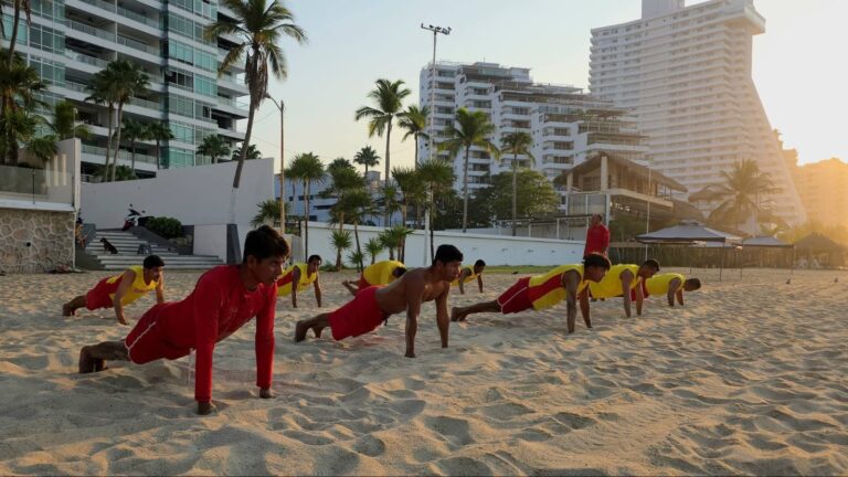 Guardavidas de Promotora de Playas Acapulco refuerzan preparación ante puente vacacional y temporada de Semana Santa