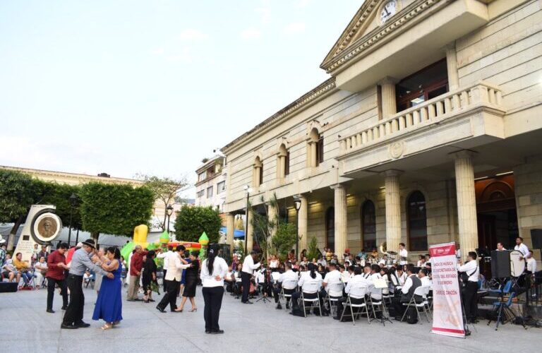 Entre acordes de danzón, familias disfrutan una tarde musical en Chilpancingo