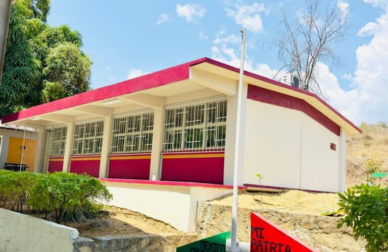 El gobierno del estado fortalece la atención en la Sierra con infraestructura educativa en Jaleaca de Catalán