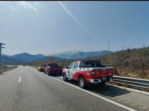Gobierno del estado a través de la SGIRPCGRO atiende el incendio forestal de El Veladero