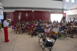 Capacitan a mujeres amuzgas de Tlacoachistlahuaca para fortalecer sus habilidades empresariales