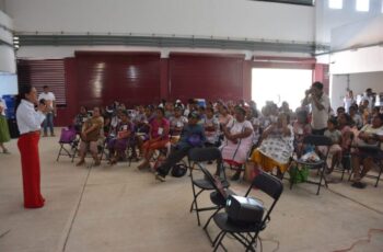 Capacitan a mujeres amuzgas de Tlacoachistlahuaca para fortalecer sus habilidades empresariales