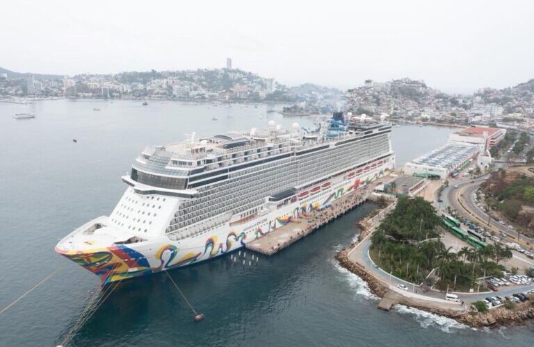 Arriba a Acapulco el Norwegian Encore con 5,247 personas a bordo