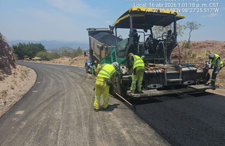 Al 70% los trabajos de rehabilitación por parte de CICAEG en un tramo del camino Tlapa–Totomochapa–Alcozauca en la Región Montaña