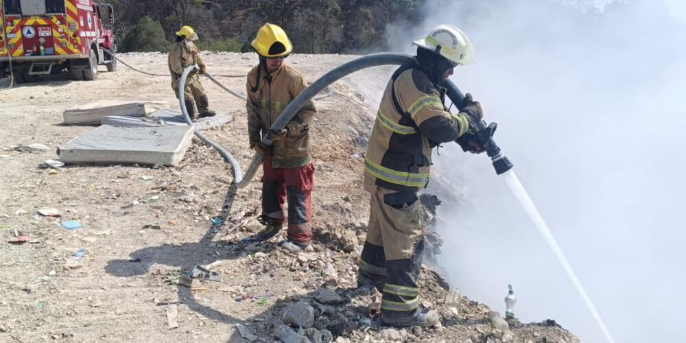 Gobierno del estado refuerza labores para sofocar incendio en relleno sanitario del Huiteco