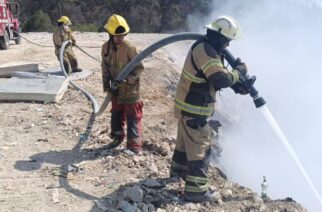 Gobierno del estado refuerza labores para sofocar incendio en relleno sanitario del Huiteco