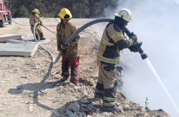 Gobierno del estado refuerza labores para sofocar incendio en relleno sanitario del Huiteco