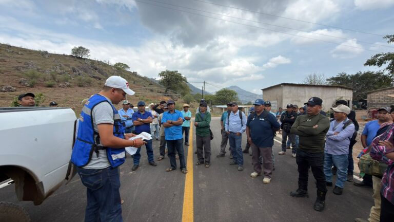 Pavimenta CICAEG camino Cuatro Palos–Buenavista del Río en Chilapa de Álvarez