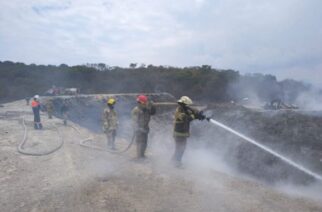 Refuerza SGIRPCGRO combate a incendio en basurero de Chilpancingo con brigadas de tres regiones operativas