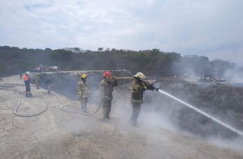 Refuerza SGIRPCGRO combate a incendio en basurero de Chilpancingo con brigadas de tres regiones operativas