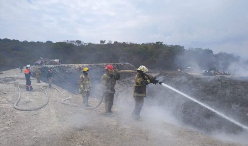 Refuerza SGIRPCGRO combate a incendio en basurero de Chilpancingo con brigadas de tres regiones operativas