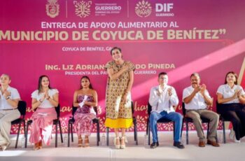 Liz Salgado encabeza entrega de apoyos alimentarios a familias de Coyuca de Benítez