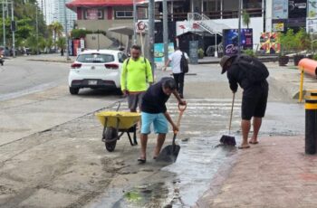 Refuerza Promotora de Playas Acapulco labores de limpieza en la bahía tras lluvias por remanentes de Boris