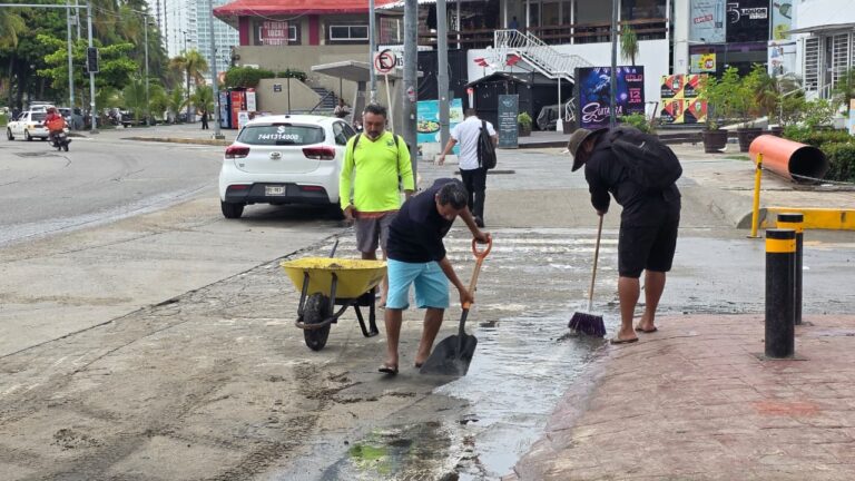 Refuerza Promotora de Playas Acapulco labores de limpieza en la bahía tras lluvias por remanentes de Boris