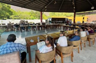 Instalan mesa de diálogo en Tuxpan para fortalecer el turismo en la Zona Norte; entregan constancias a prestadores