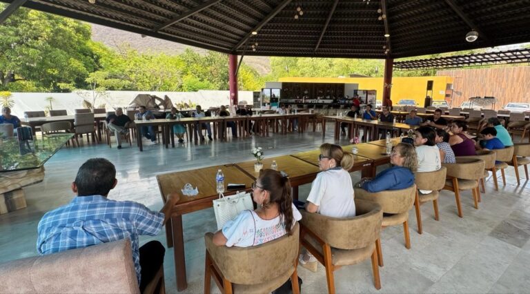 Instalan mesa de diálogo en Tuxpan para fortalecer el turismo en la Zona Norte; entregan constancias a prestadores